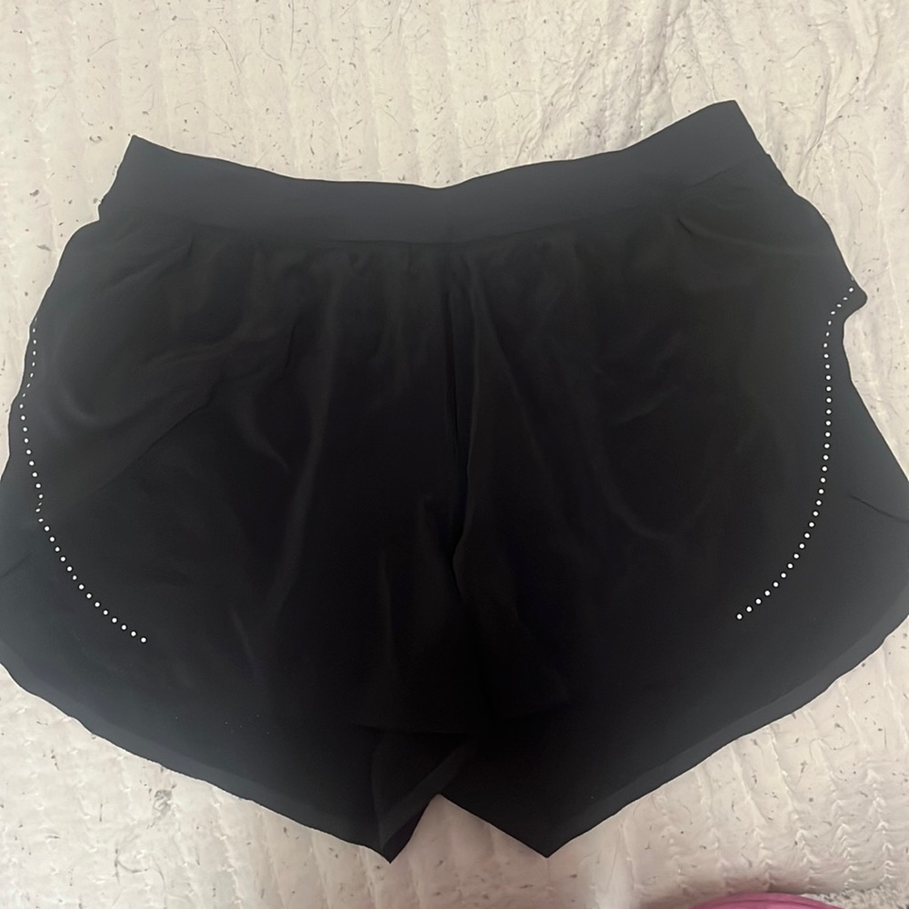 black lululemon shorts